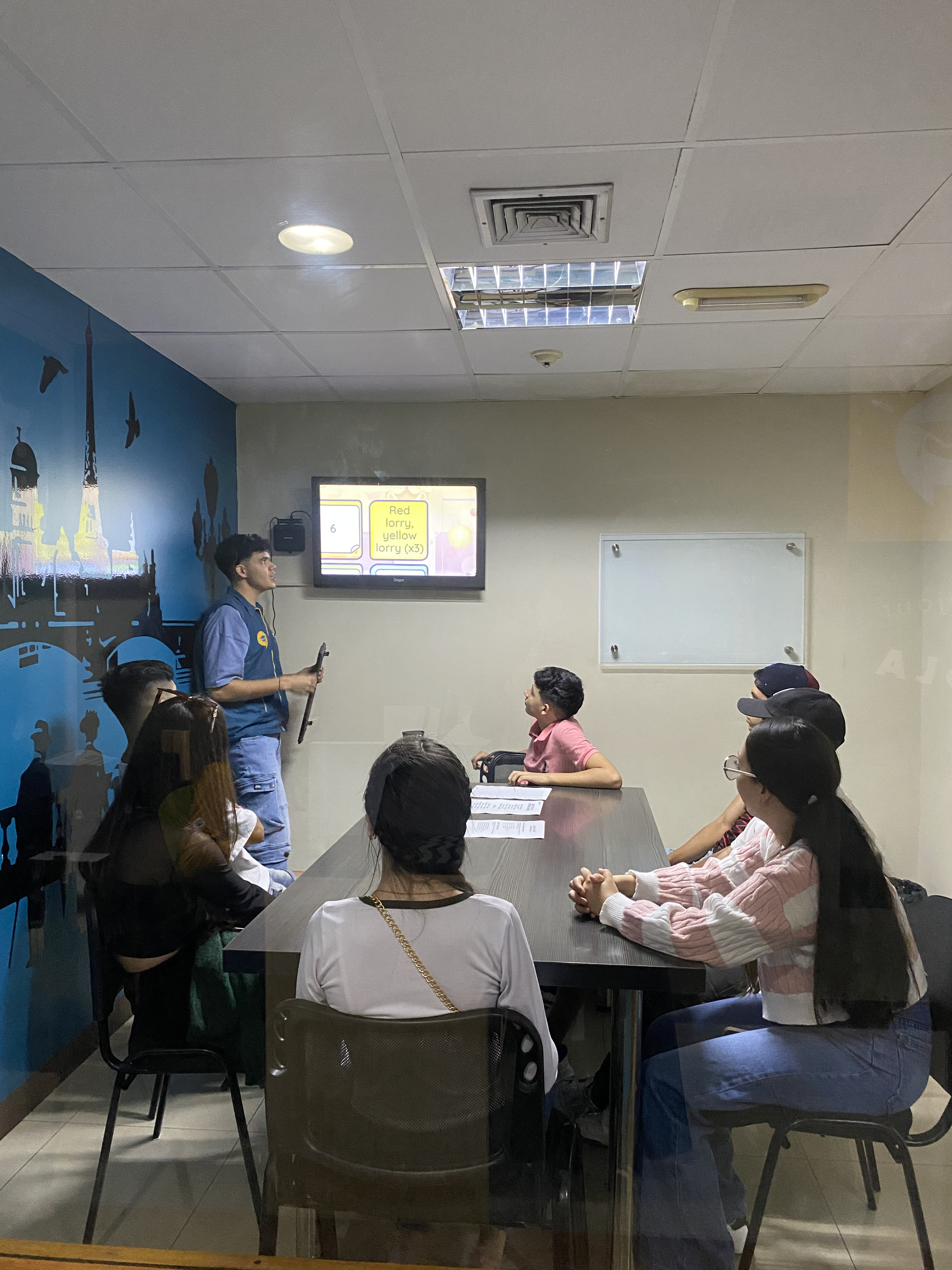 Momento de aprendizaje colaborativo en MOA Academy.